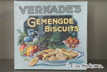 Blauwe koektrommel voor gemengde biscuits. Foto Eva Posthuma